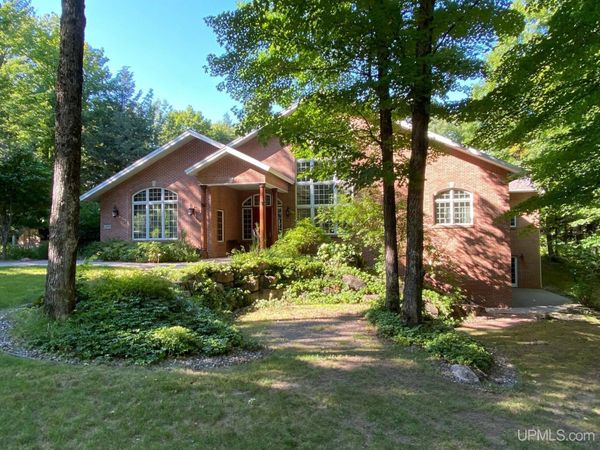 1050 Vistanna Drive, Marquette, MI 49855