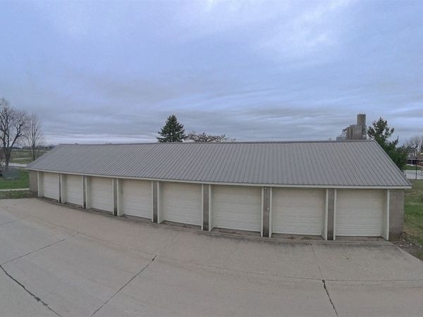 908 J Avenue , Vinton, IA 52349