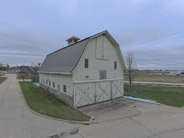 910 J Avenue , Vinton, IA 52349