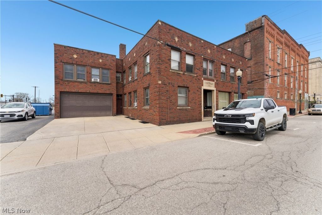 70 4th Street Nw, Barberton, OH 44203 Main Photo