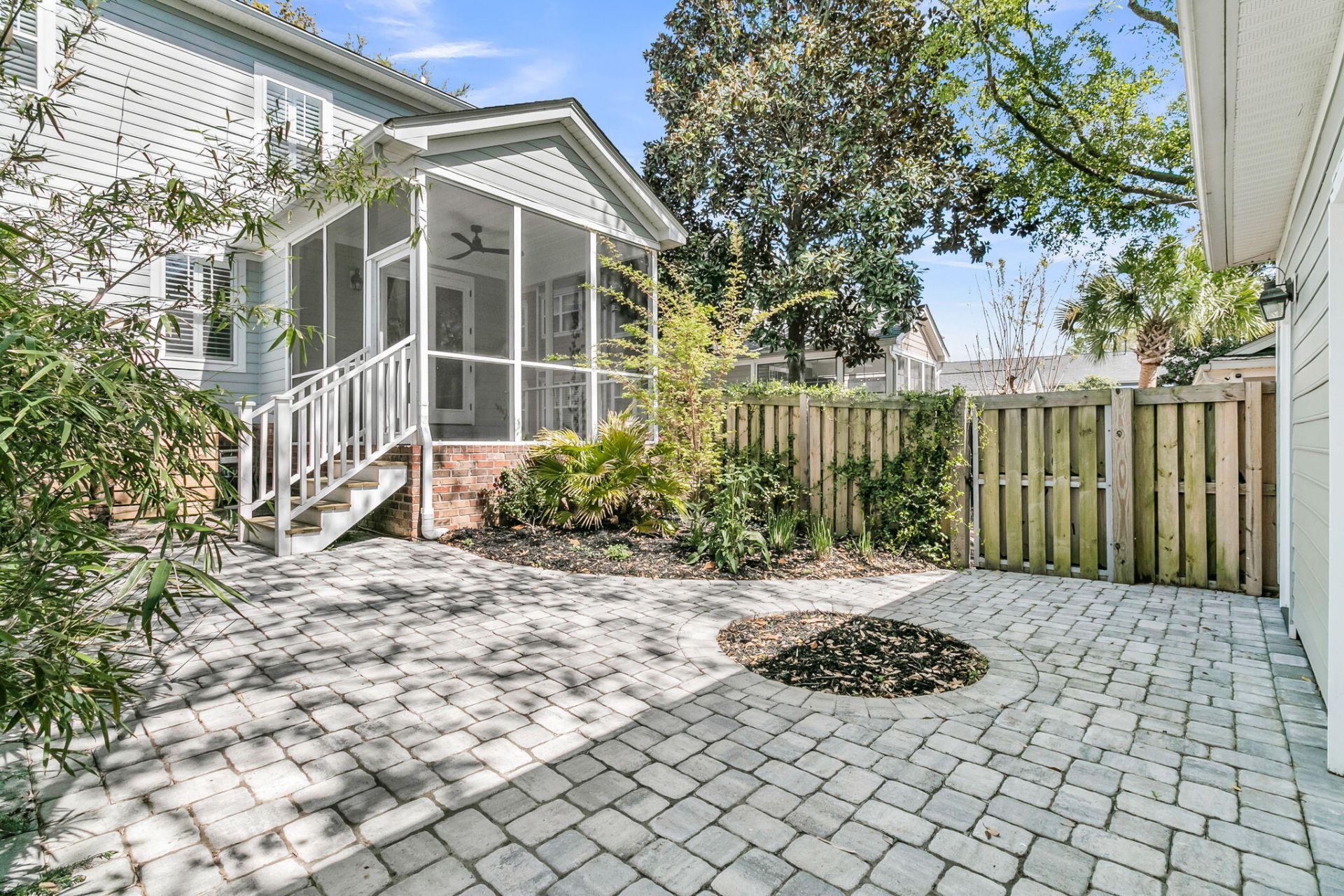 1135 Thrower Street Photo 30