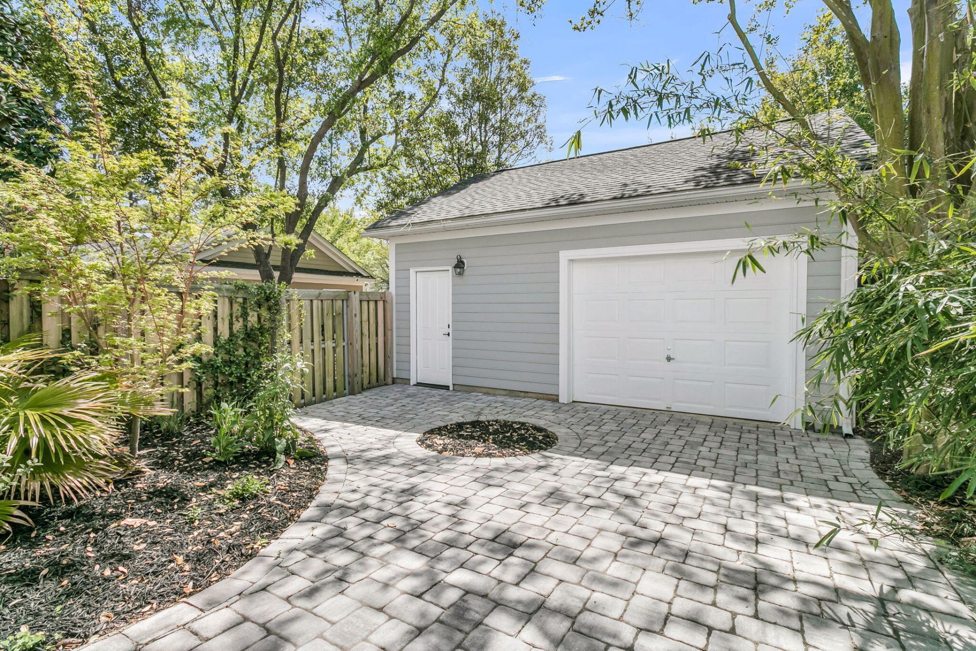 1135 Thrower Street Photo 32