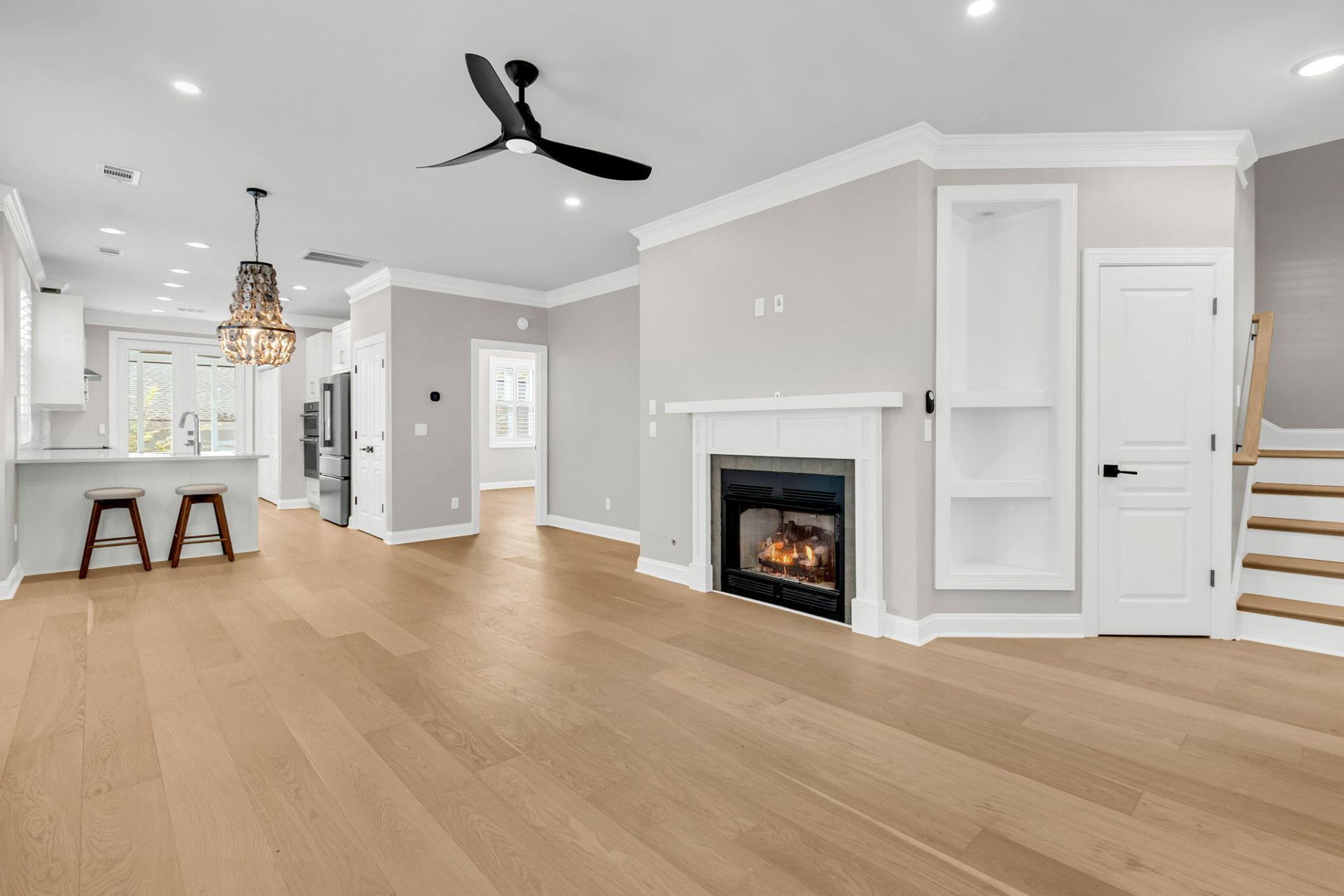 1135 Thrower Street Photo 7