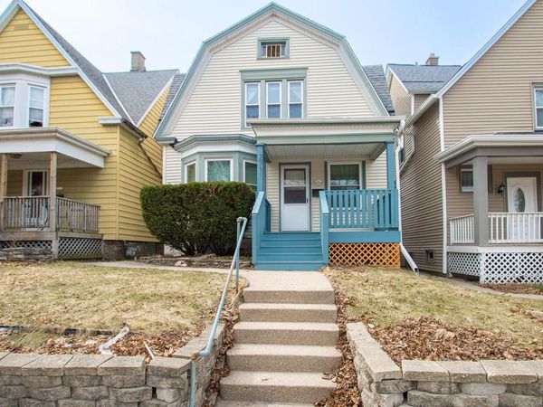 2715 N Oakland AVENUE, Milwaukee, WI 53211