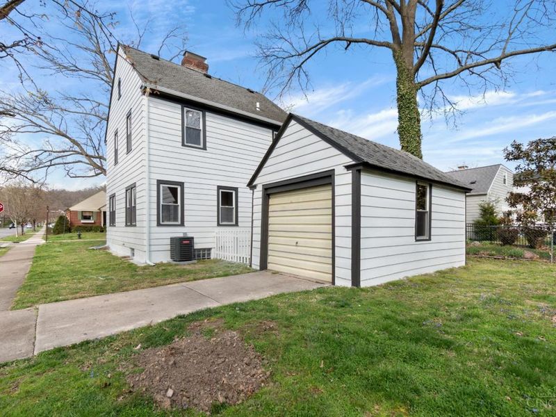 6975 Cambridge Avenue, Mariemont, OH 45227 Photo 3