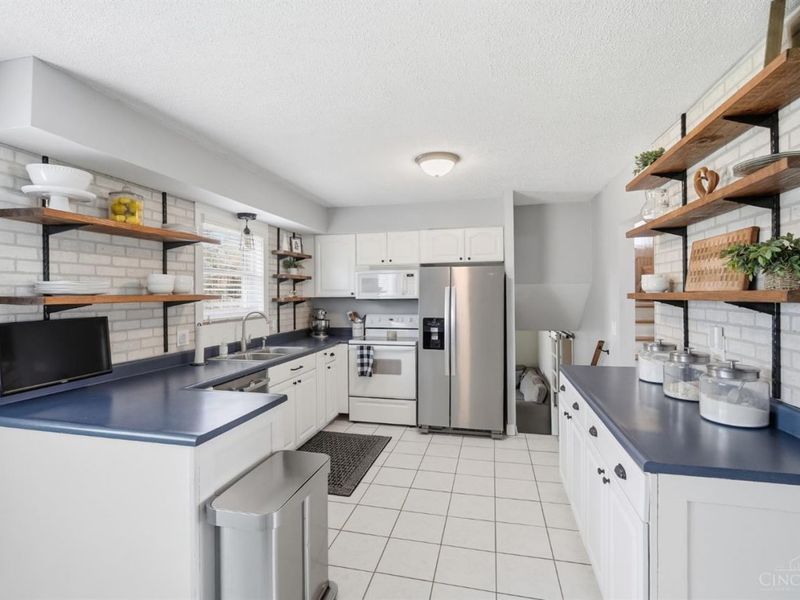 3301 Cresentview Lane, Green Township, OH 45248 Photo 8