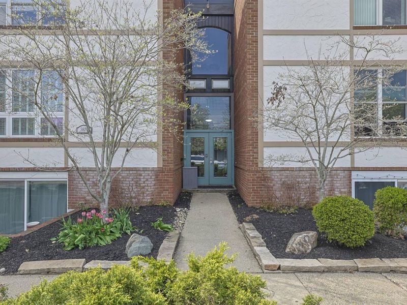 3809 Petosky Avenue, Unit 4, Mariemont, OH 45227 Photo 2