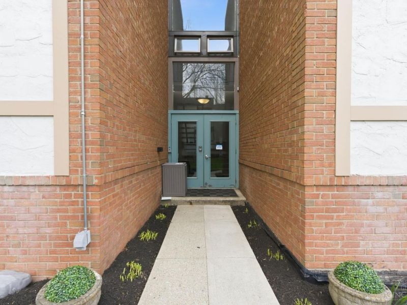 3825 Petoskey Avenue, Unit 31, Mariemont, OH 45227 Photo 2