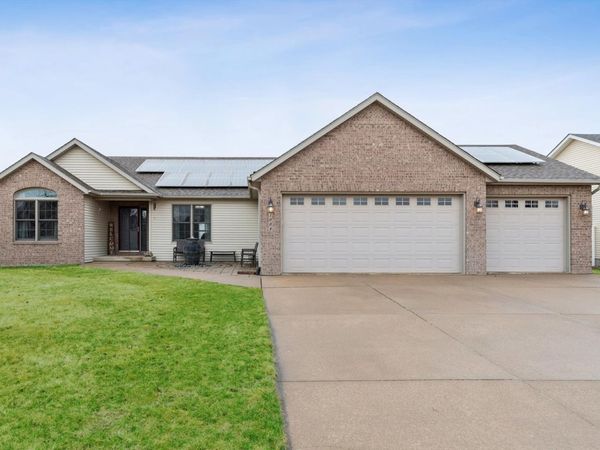 1008 W Scott Street , Eldridge, IA 52748