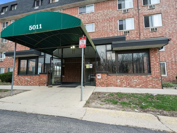 5011 Valley Lane, Unit 204, Streamwood, IL 60107