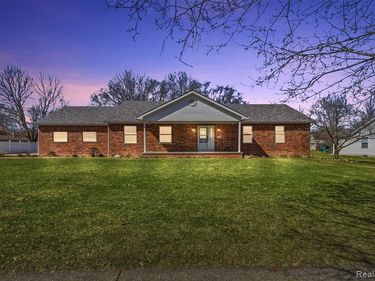 2363 Willowdale Drive, Burton, MI 48509