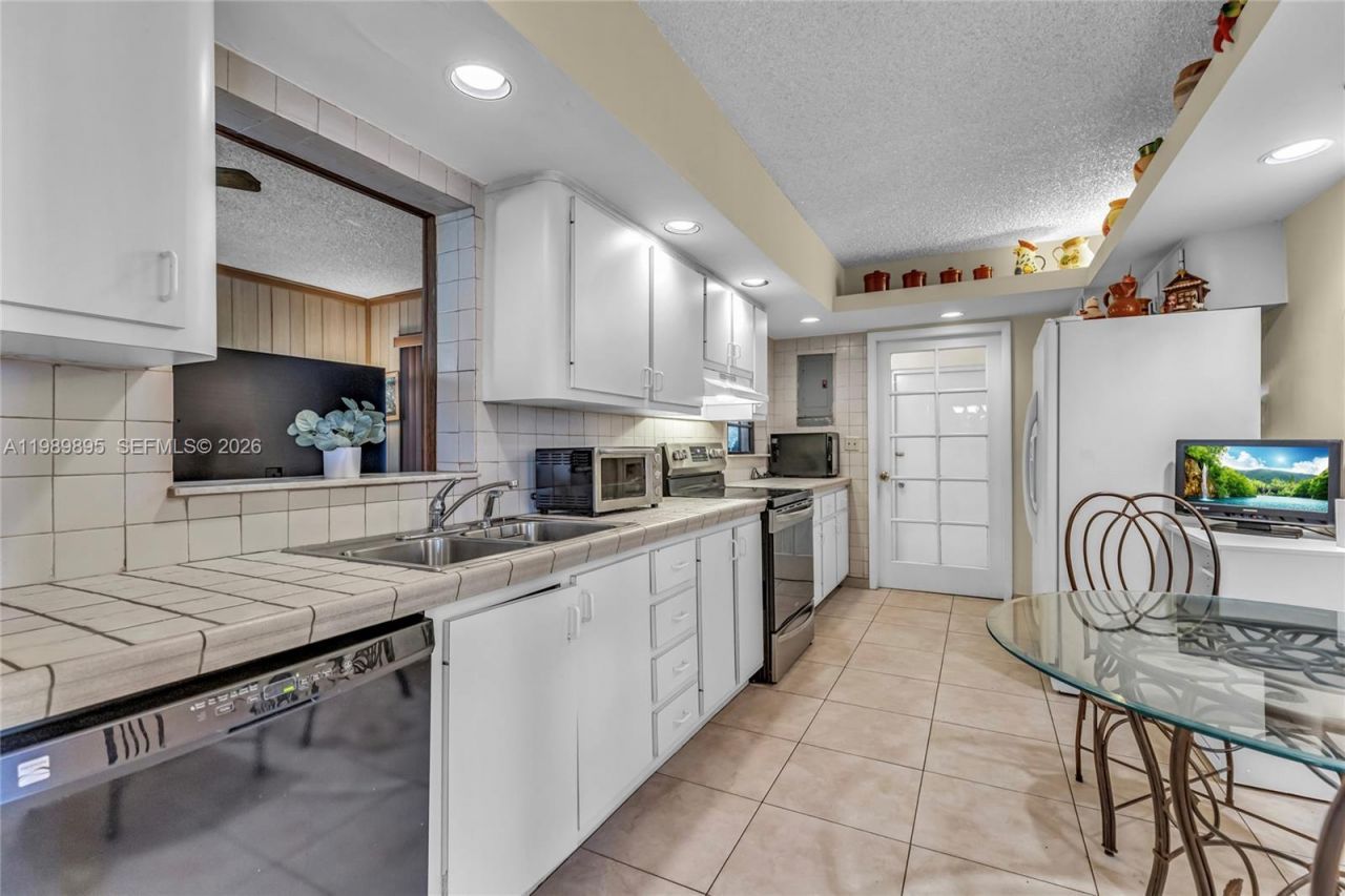 5660 W 13th Ct , Hialeah, FL 33012 Photo