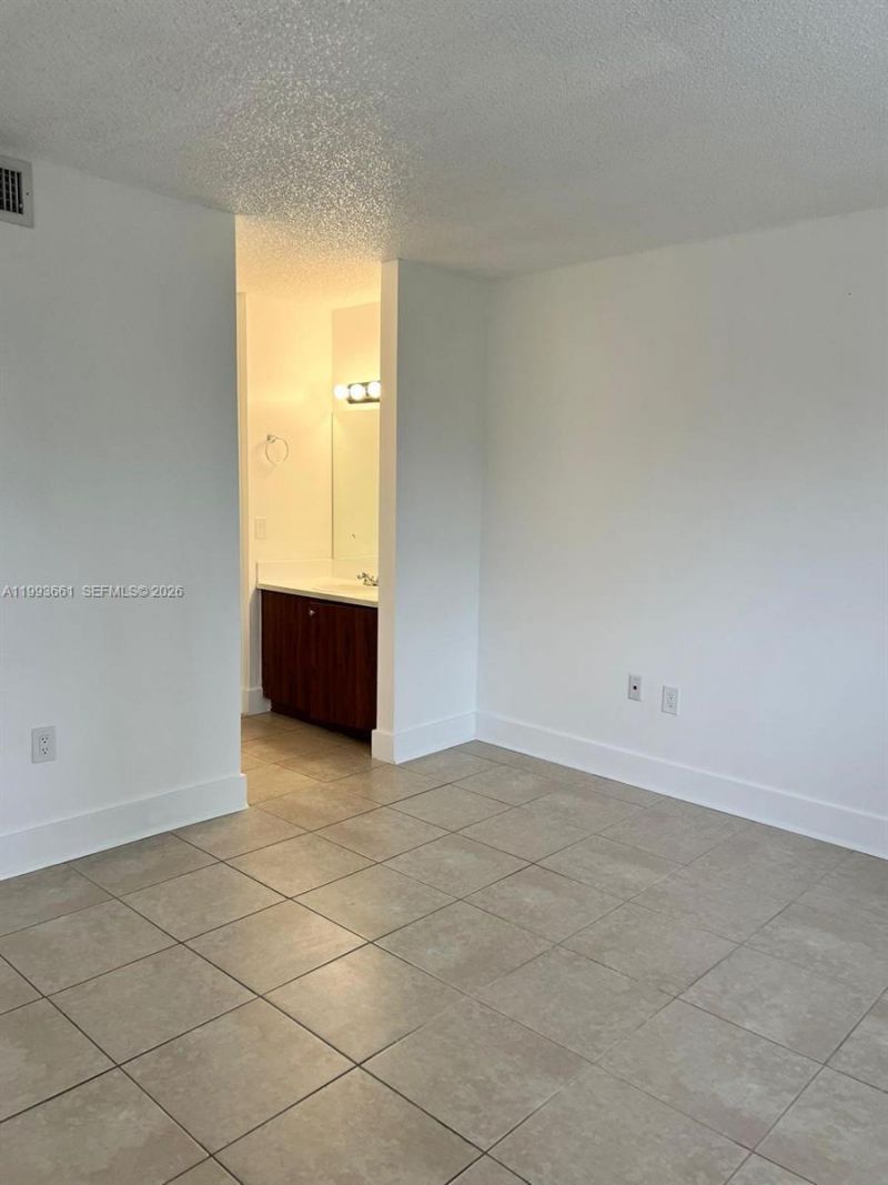 7200 NW 179th St, Unit 303, Hialeah, FL 33015 Photo