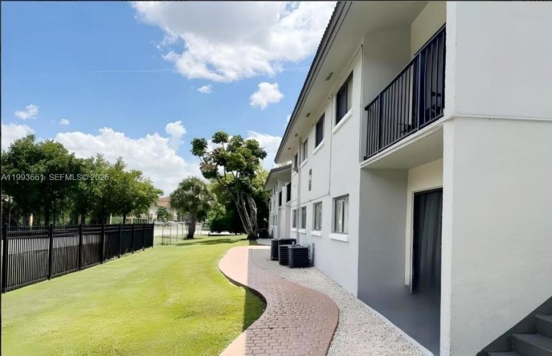 7595 NW 179th St, Unit 119, Hialeah, FL 33015 Photo