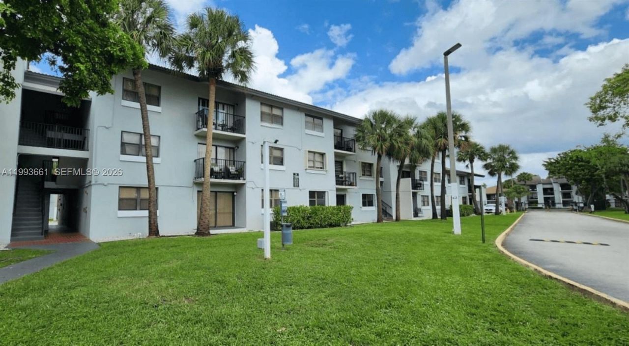 7595 NW 179th St, Unit 119, Hialeah, FL 33015 Photo