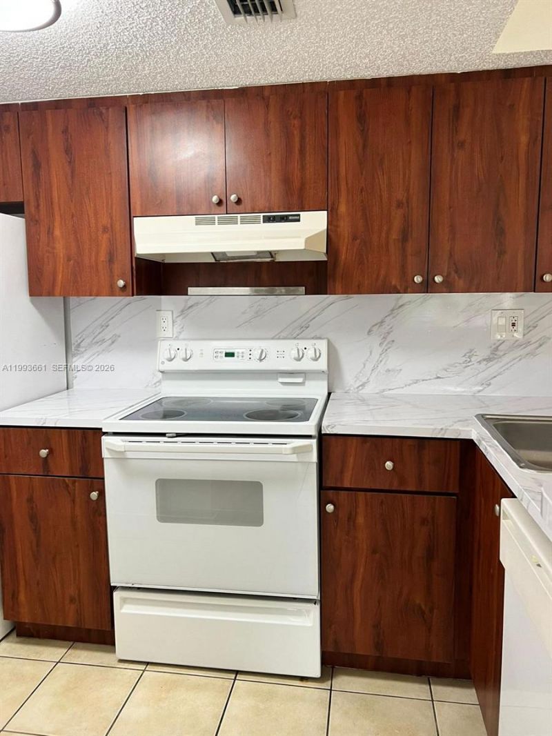 7200 NW 179th St, Unit 303, Hialeah, FL 33015 Photo