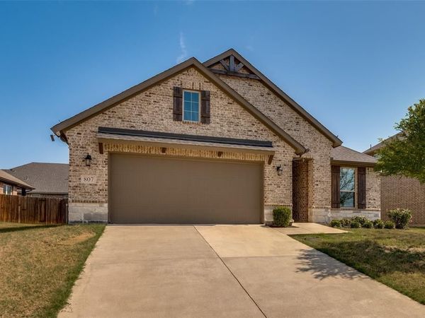 807 Woodcrest Drive, Ennis, TX 75119