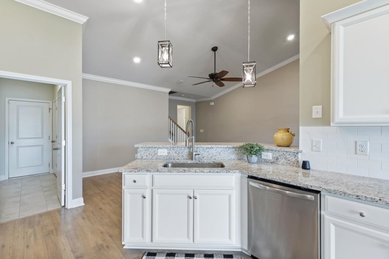 849 Brant St.  Photo 6