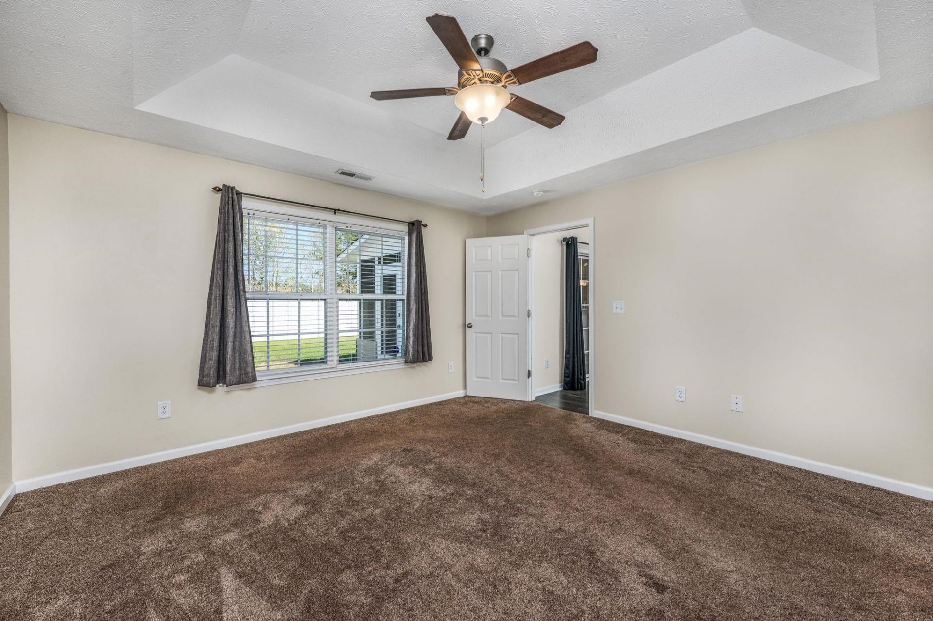 608 Bathurst Dr.  Photo 11