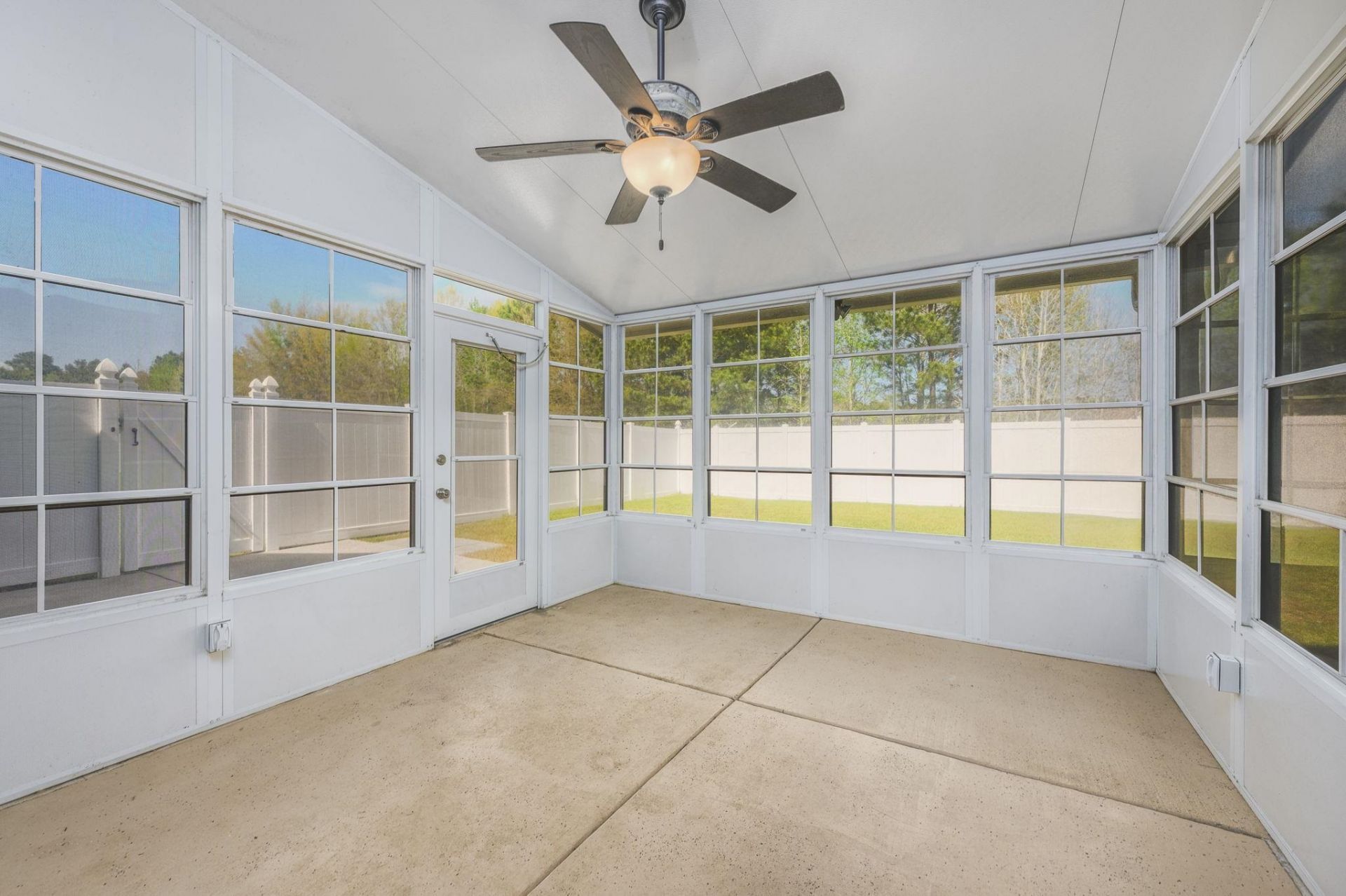 608 Bathurst Dr.  Photo 18