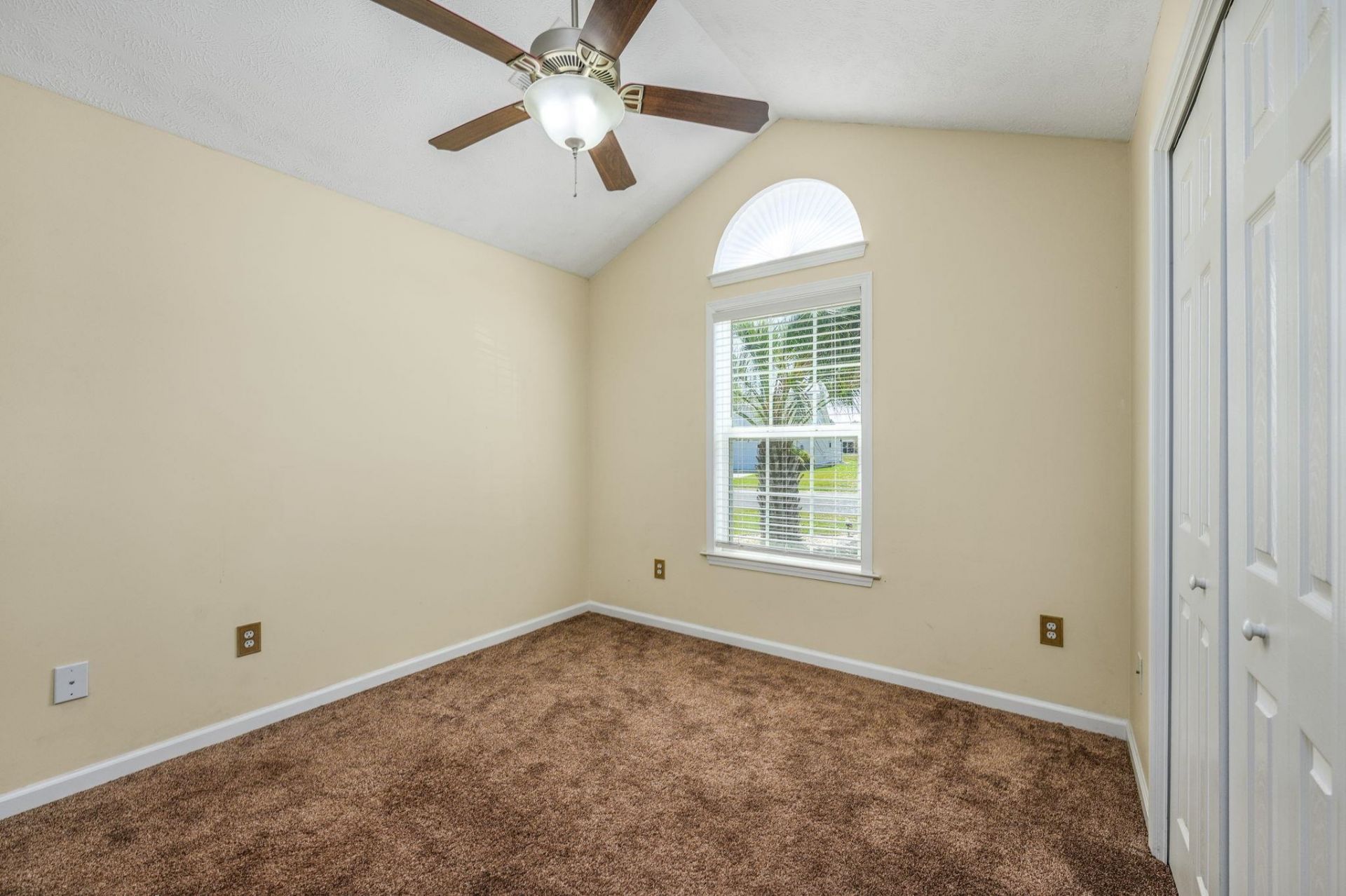 608 Bathurst Dr. Photo 21