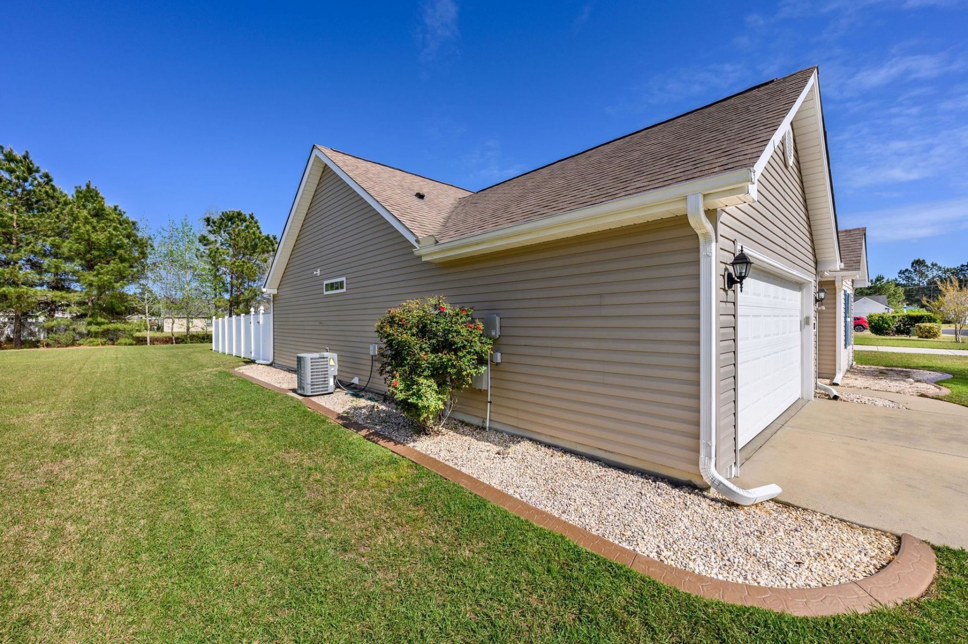 608 Bathurst Dr. Photo 39
