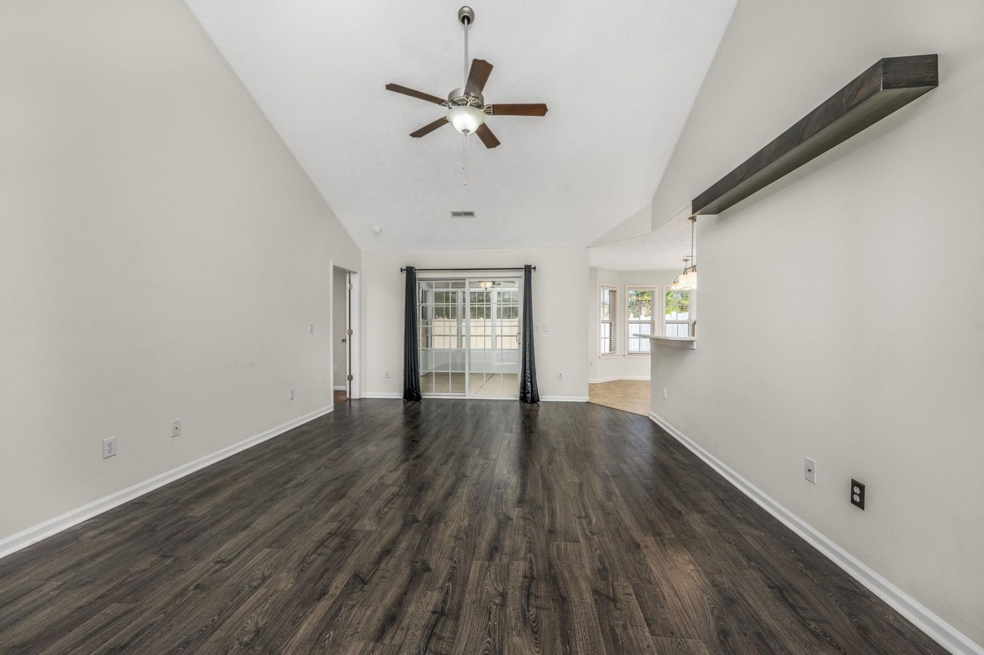 608 Bathurst Dr.  Photo 4