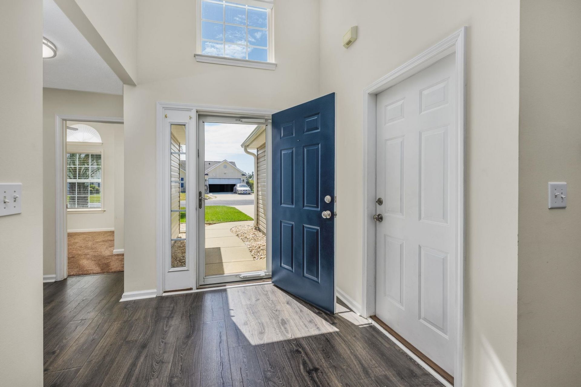 608 Bathurst Dr. Photo 4