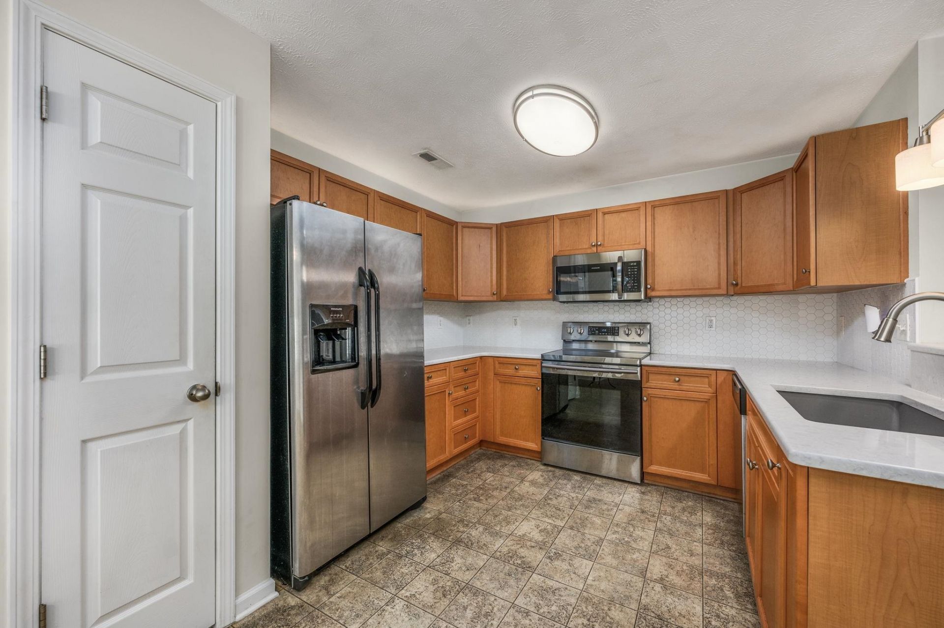 608 Bathurst Dr.  Photo 7