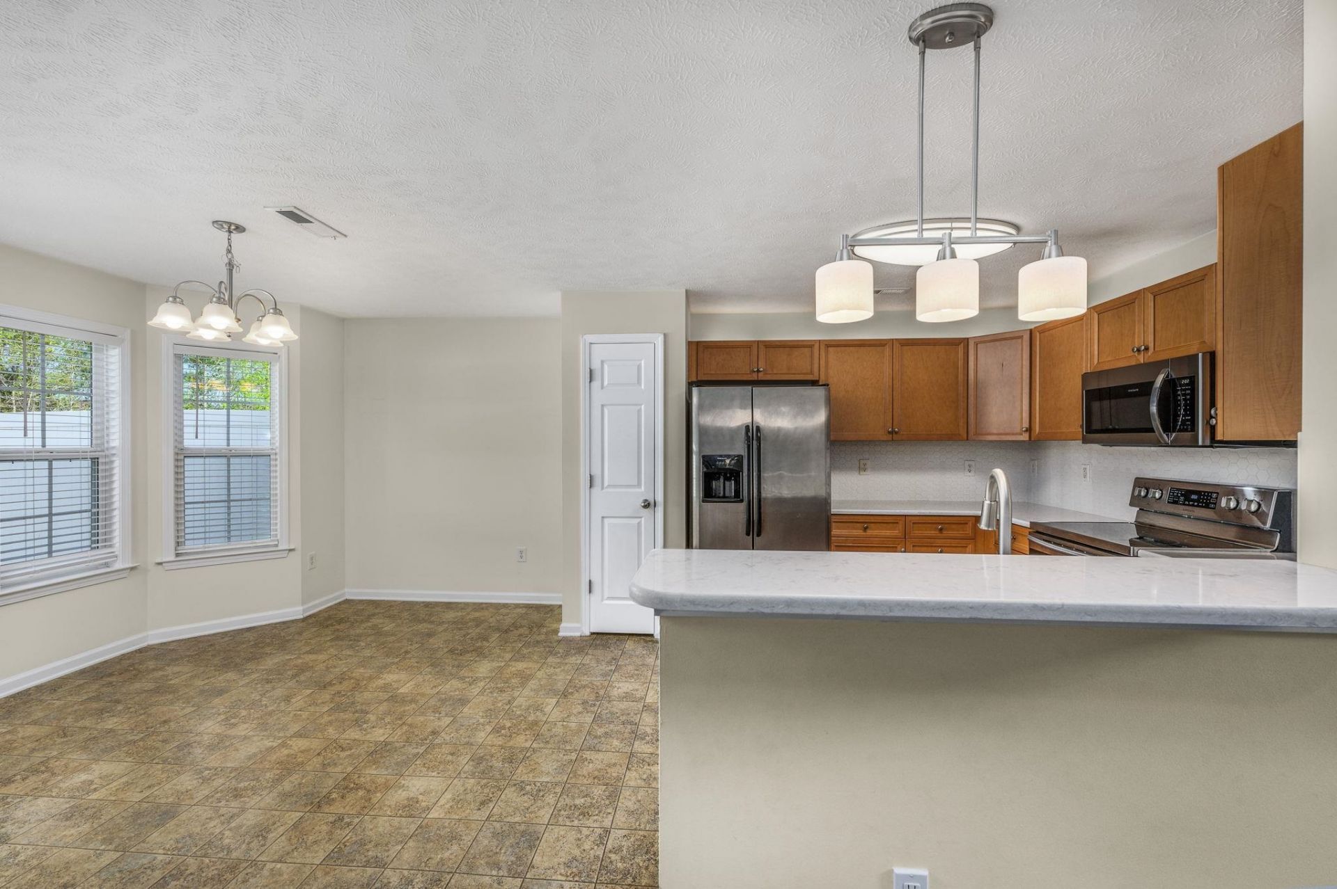 608 Bathurst Dr. Photo 8