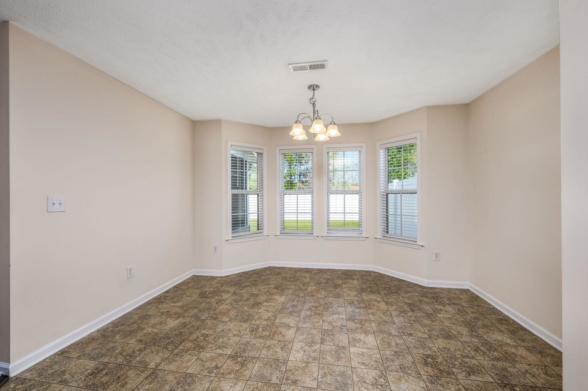 608 Bathurst Dr.  Photo 9