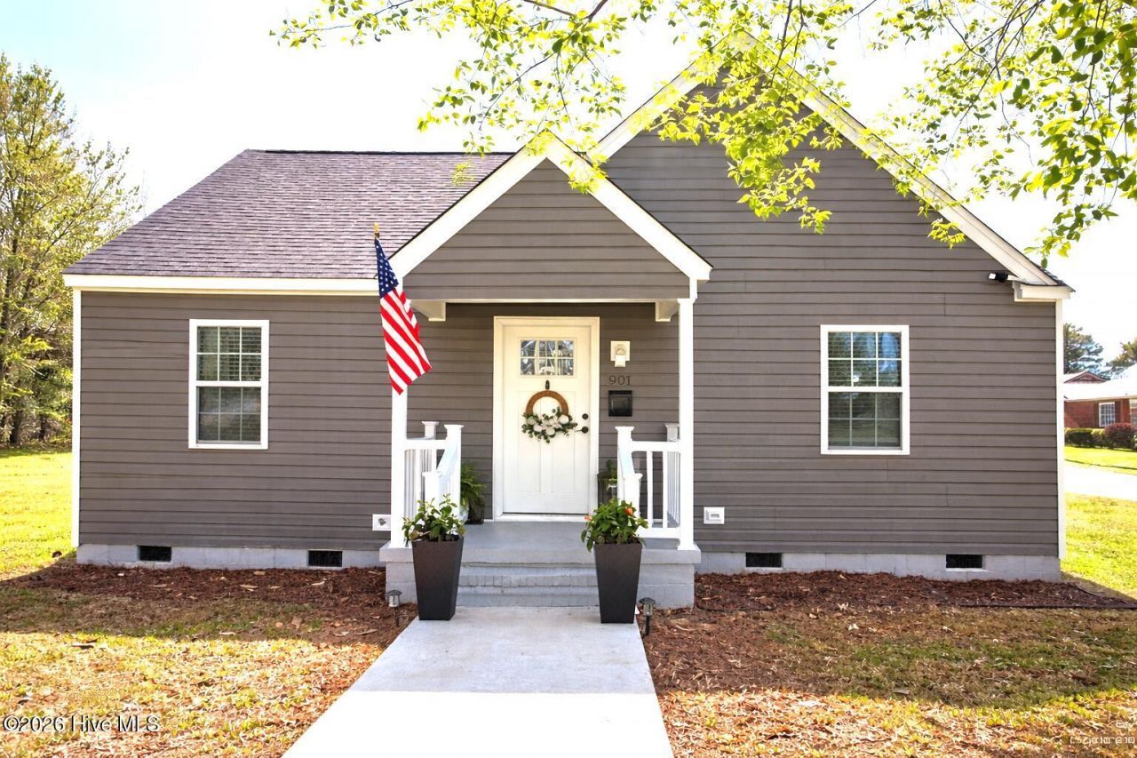 901 Tuscarora Avenue, Elizabeth City, NC 27909 Main Photo