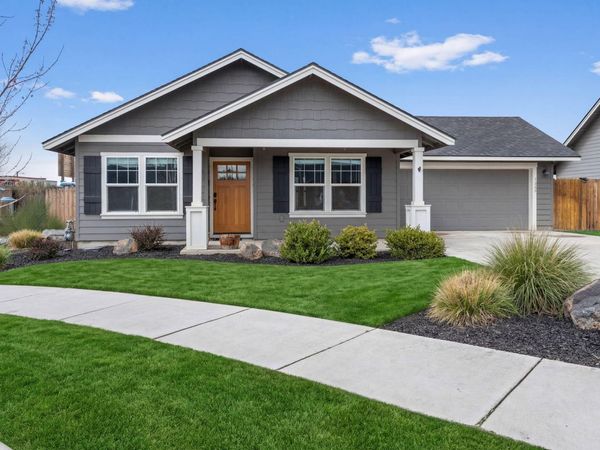1685 NE 3rd Court, Redmond, OR 97756