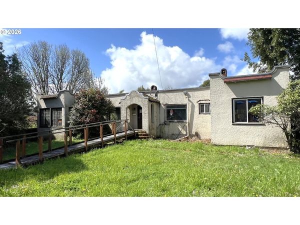 806 RAILROAD AVE, Myrtle Point, OR 97458