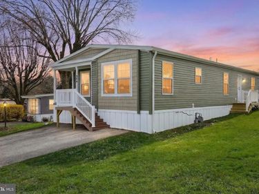 304 LANDOLA AVENUE , MOUNT WOLF, PA 17347