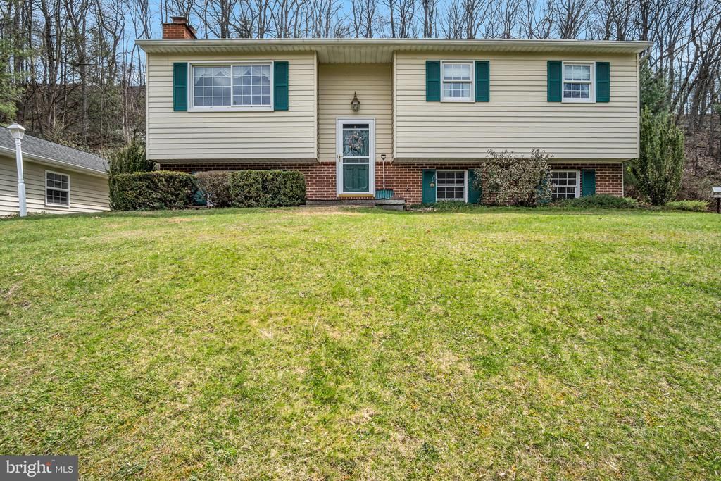 155 GREENBRIAR ROAD, ELLIOTTSBURG, PA 17024