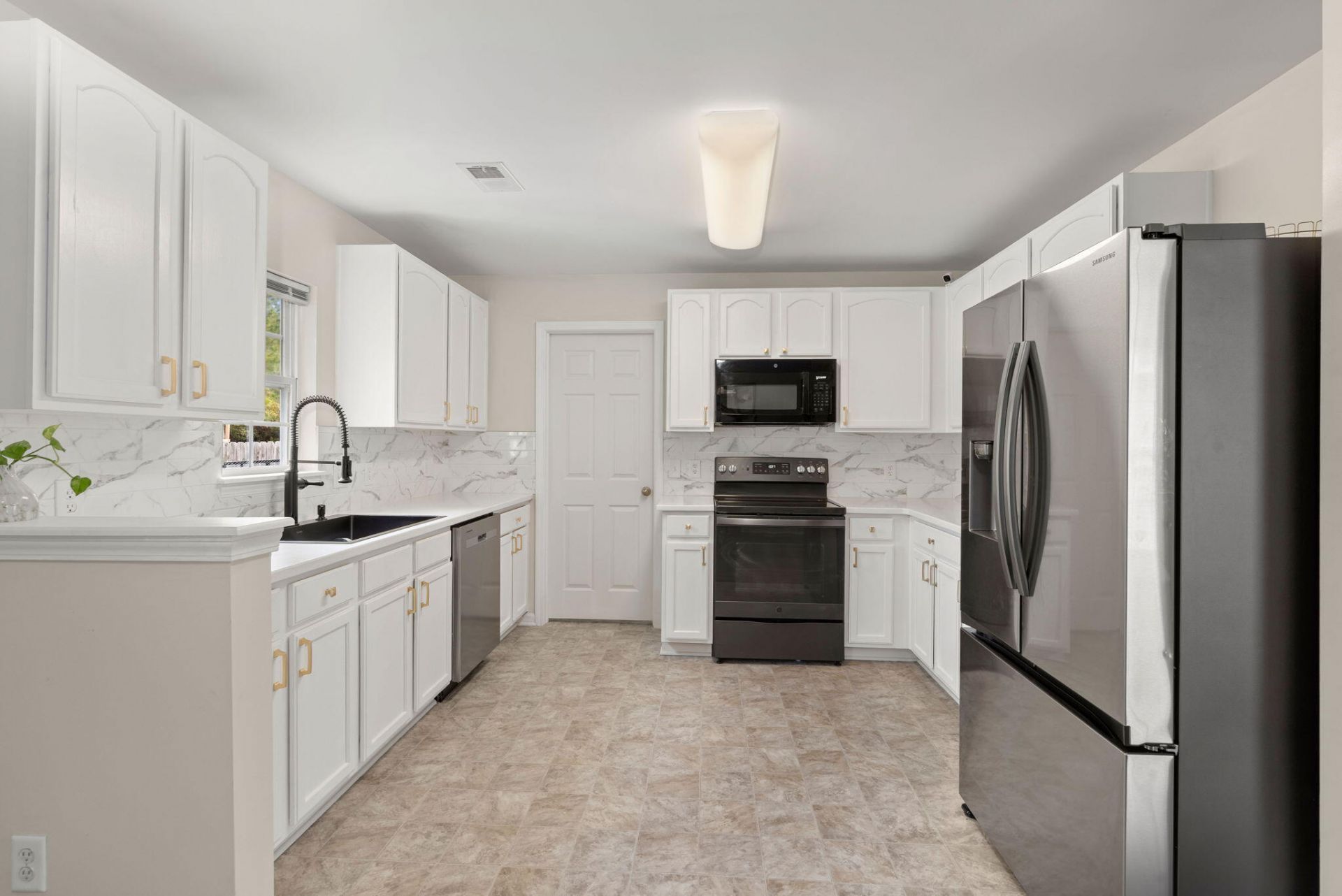 212 Avonshire Drive Photo 12