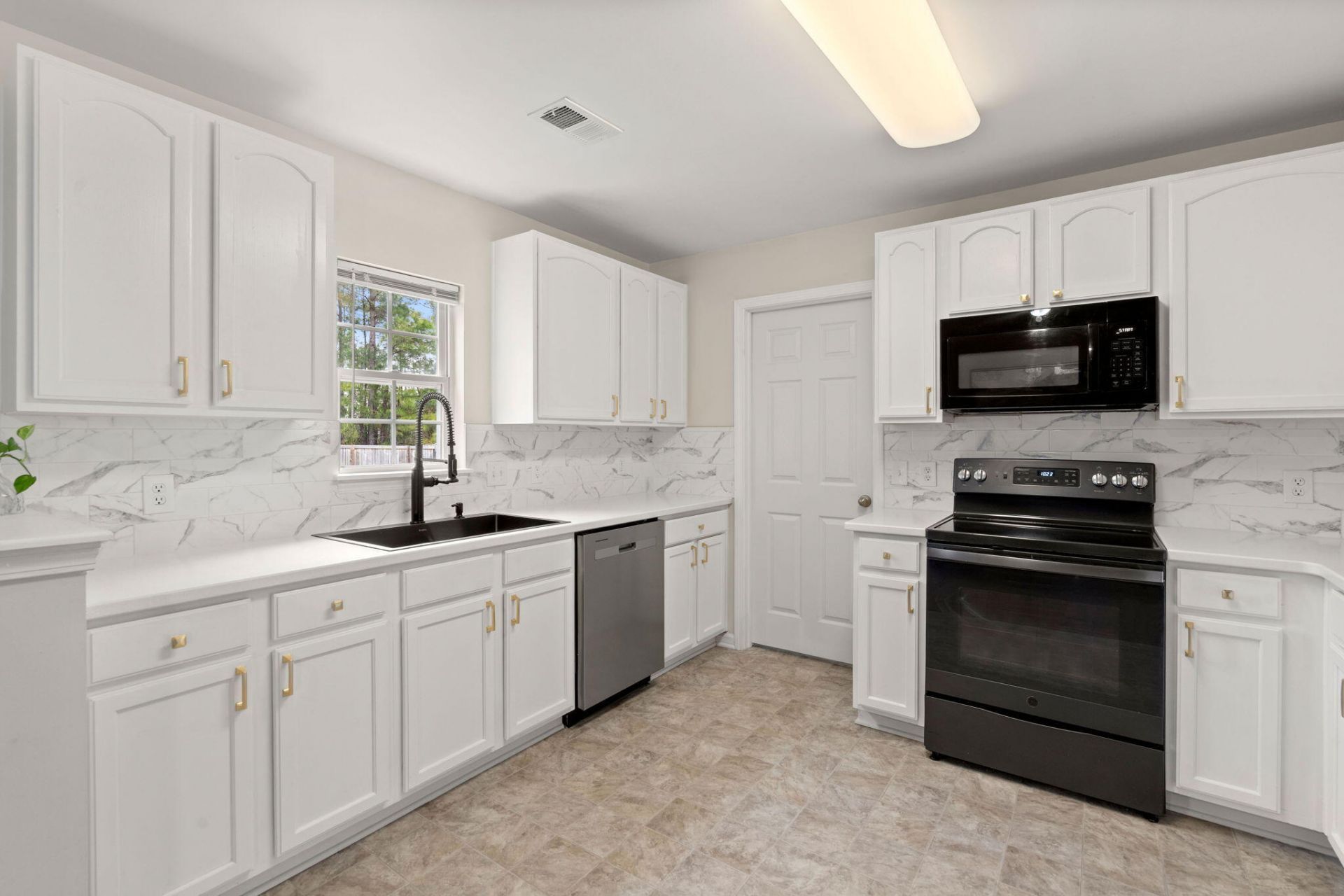 212 Avonshire Drive Photo 13