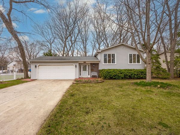 8000 Oakview Lane , Woodridge, IL 60517