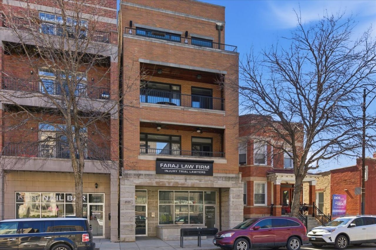 1935 W Belmont Avenue, Unit 4, Chicago, IL 60657 Main Photo