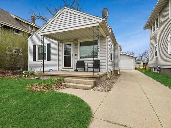 813 Oakland Road NE, Cedar Rapids, IA 52402