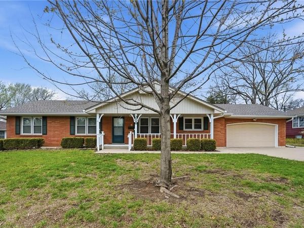 206 NW Woodbine Avenue, Lee's Summit, MO 64063