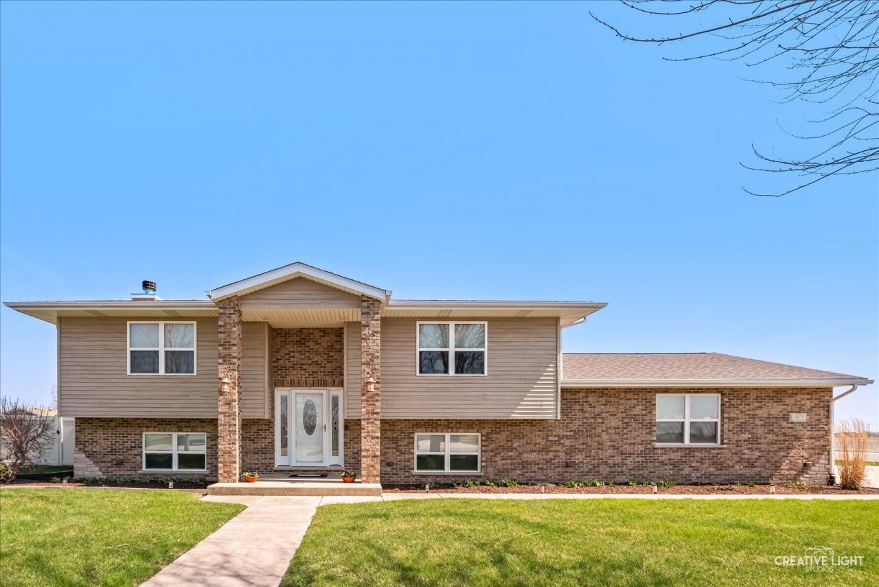 1075 S Illinois Street, Coal City, IL 60416