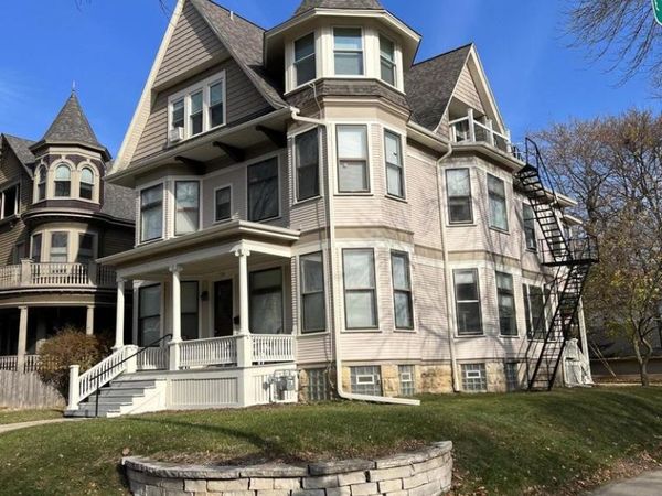 2704 N Hackett AVENUE, Milwaukee, WI 53211