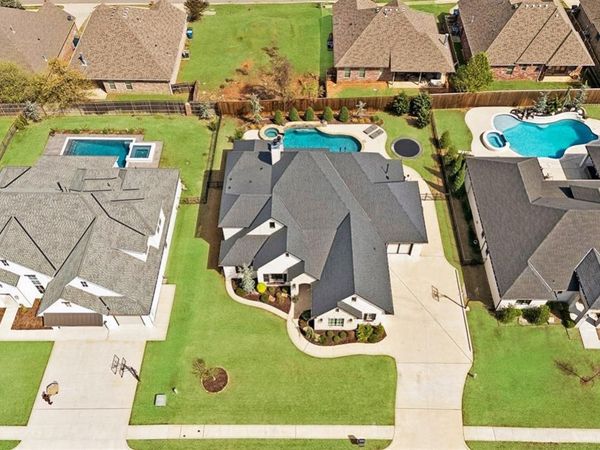 2800 Sandstone Ridge, Edmond, OK 73034