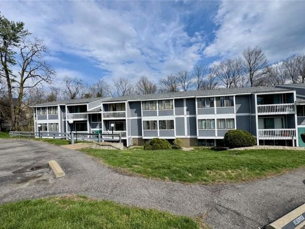 321 Ridge Point Circle, Unit B13, Bridgeville, PA 15017