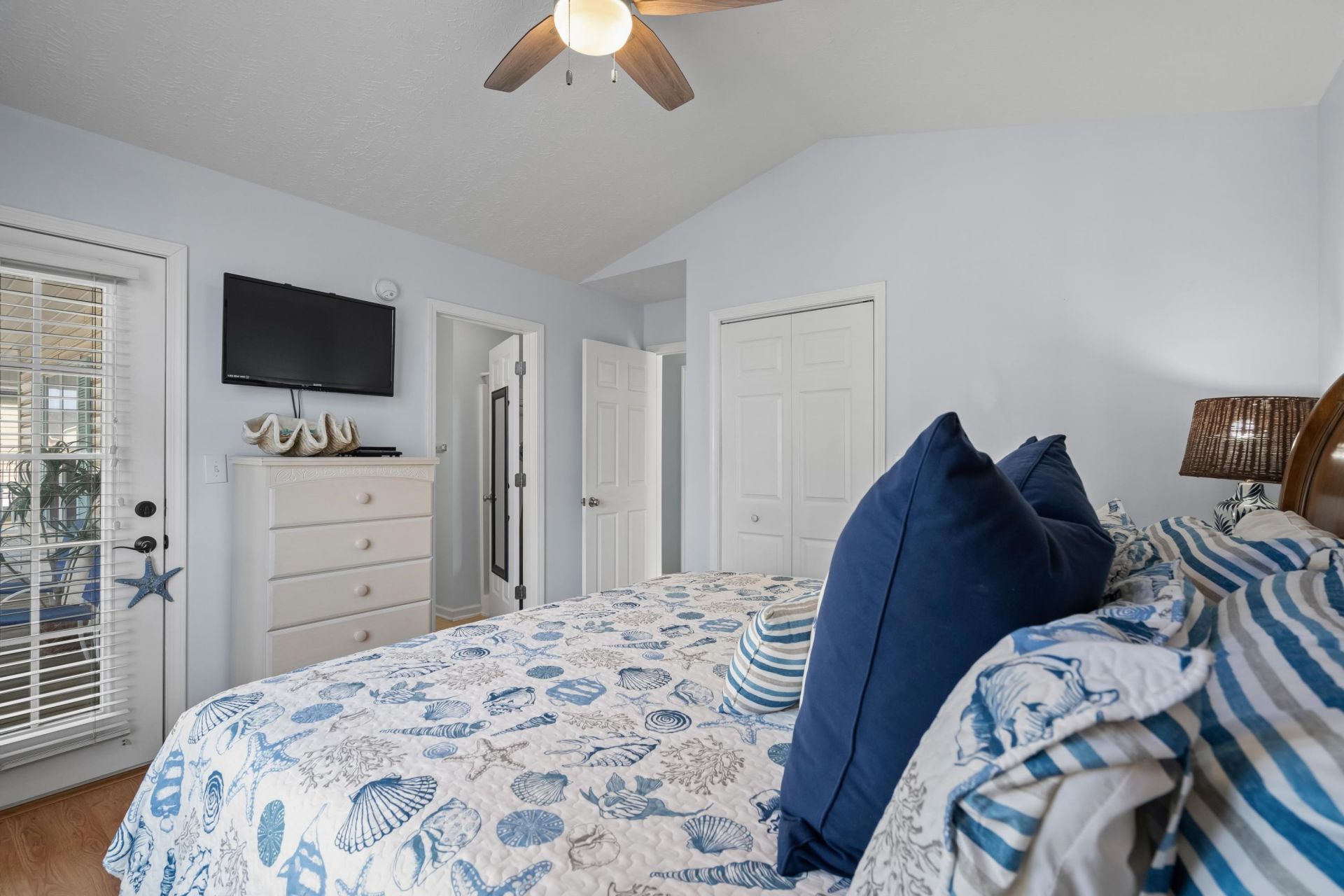 6001 - V7 S Kings Hwy.  Photo 27