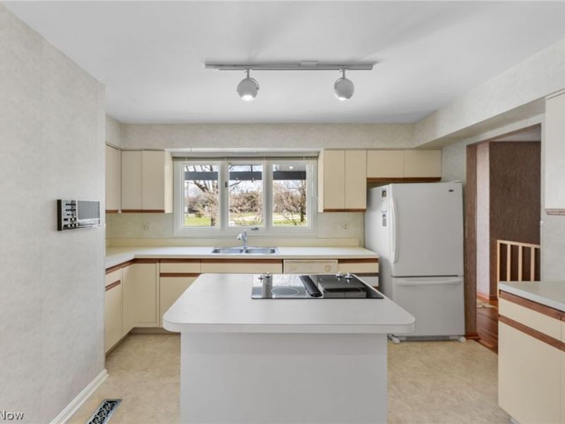 6656 Woodhawk Drive , Mayfield Heights, OH 44124 Photo 20