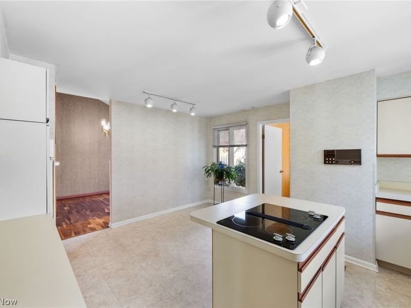 6656 Woodhawk Drive , Mayfield Heights, OH 44124 Photo 21