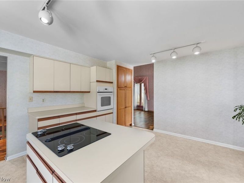 6656 Woodhawk Drive , Mayfield Heights, OH 44124 Photo 22